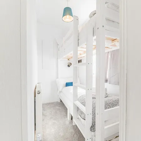 Comfortable, Well Located At White Cross Bay *