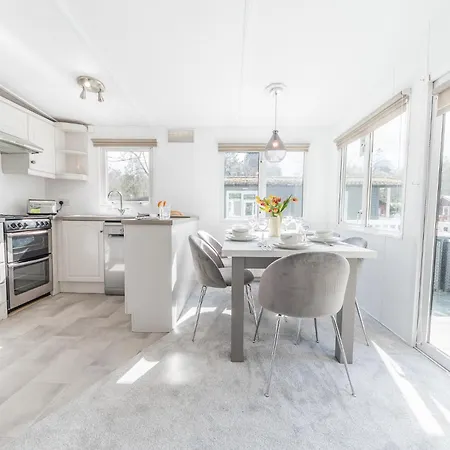 Chalet Comfortable, Well Located At White Cross Bay Troutbeck Bridge