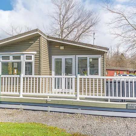 Chalet Comfortable, Well Located At White Cross Bay
