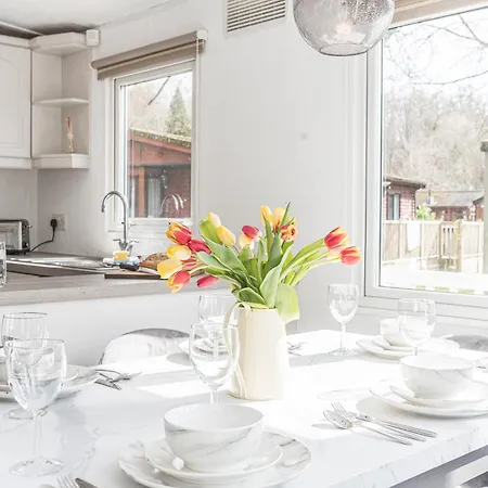 Chalet Comfortable, Well Located At White Cross Bay