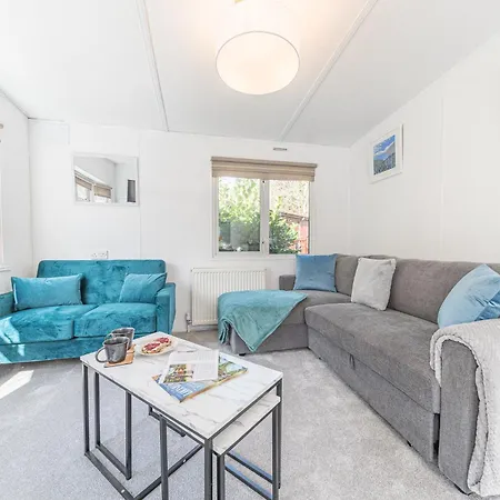 Chalet Comfortable, Well Located At White Cross Bay